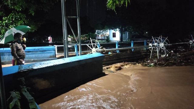 hujan-deras-tiga-sungai-meluap