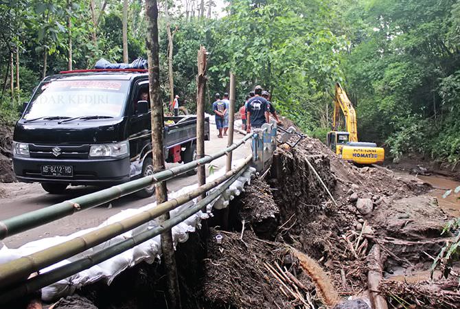 pemkab-kediri-kebut-perbaikan-jembatan-rusak-di-kandangan