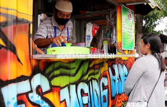 nur-kholik-warga-binaan-yang-jualan-nasi-gegok-di-depan-lapas-kediri