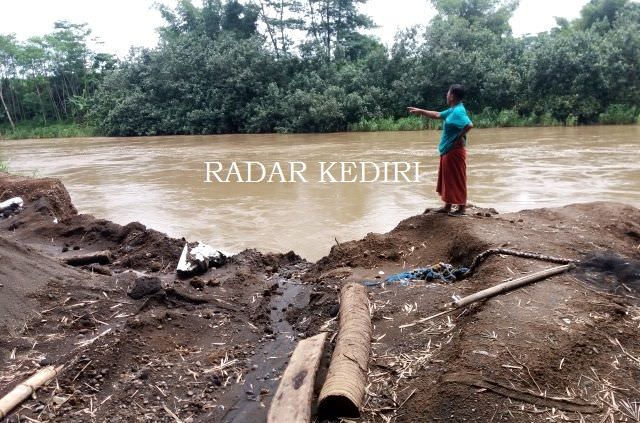 tambang-pasir-liar-di-brantas-omzet-rp-3-miliar-hanya-dari-satu-titik