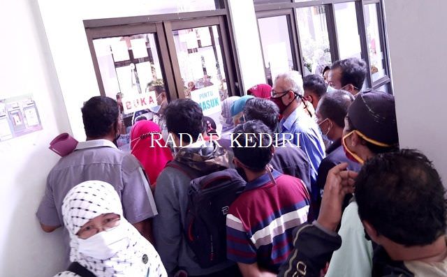 duh-warga-harus-antre-berjam-jam-di-dispendukcapil-kediri