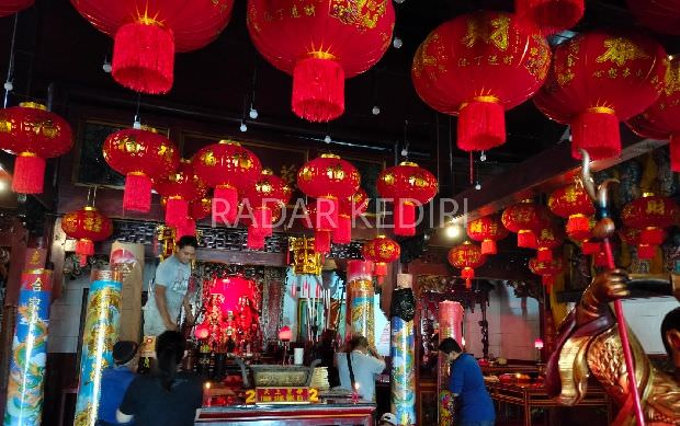 imlek-di-kelenteng-tjoe-hwie-kiong-kediri-tanpa-tari-barongsai