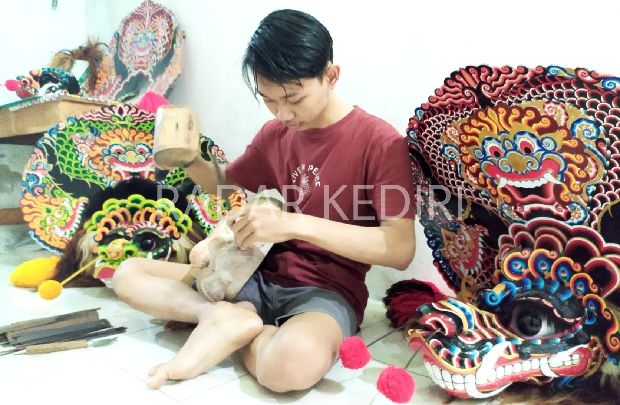 louvin-perajin-barongan-muda-asal-kediri-yang-berkarya-sejak-remaja