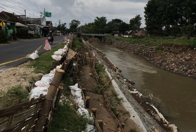plengsengan-kecubung-hanya-dipasangi-bronjong