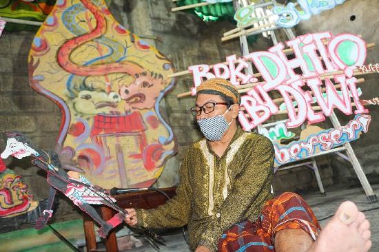 di-balik-pentas-wayang-jumbo-di-museum-sampurno-kediri