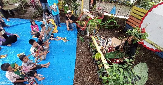 ki-ompong-soedarsono-pentas-wayang-blang-bleng-di-kediri