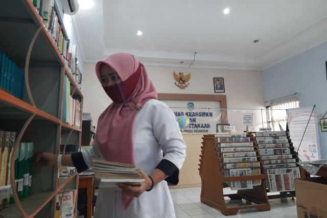 kunjungan-turun-dorong-peminjaman-online
