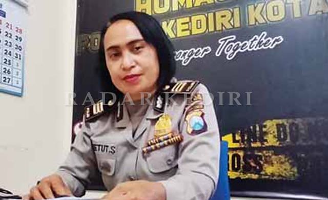 lepas-atribut-polisi-agar-nyaman-dengan-anak