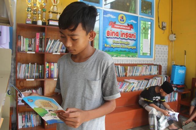 perpustakaan-bina-insani-desa-blongko-ngetos-kian-diminati