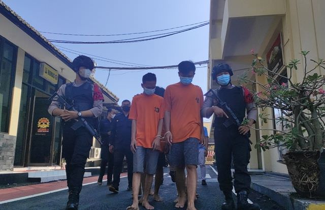 sembilan-pemuda-nekat-merusak-rumah