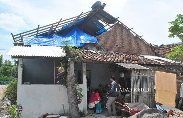 sempat-dirawat-korban-angin-puting-beliung-di-purwoasri-meninggal