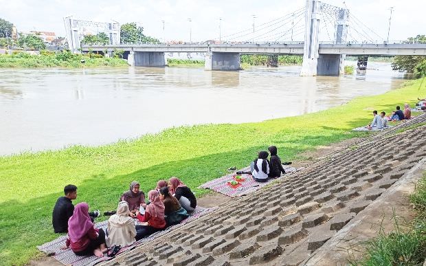 taman-brantas-kediri-tutup-dermaga-ramai
