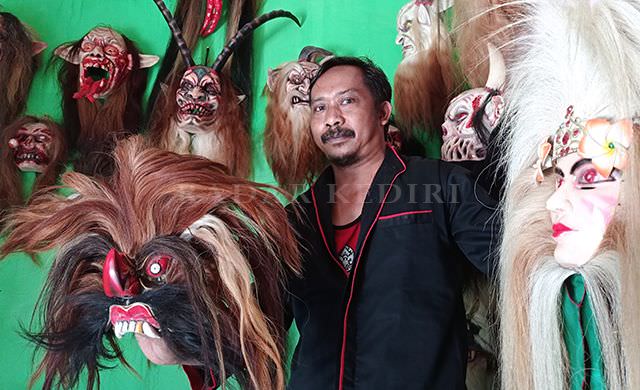 pembuat-topeng-karakter-yang-tembus-pasar-yunani-dan-singapura