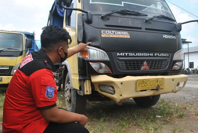 dump-truk-vs-motor-satu-orang-tewas
