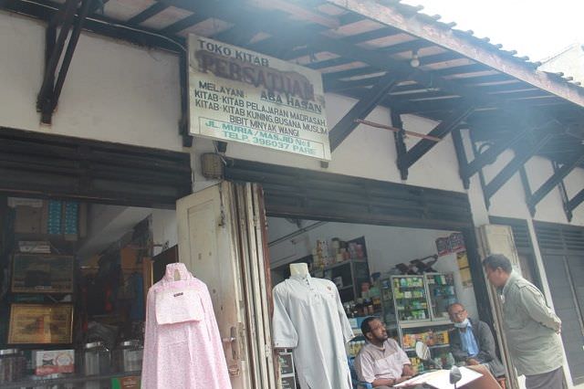 kampung-kauman-ada-kampung-arab-ada-toko-kitab-terlengkap-27