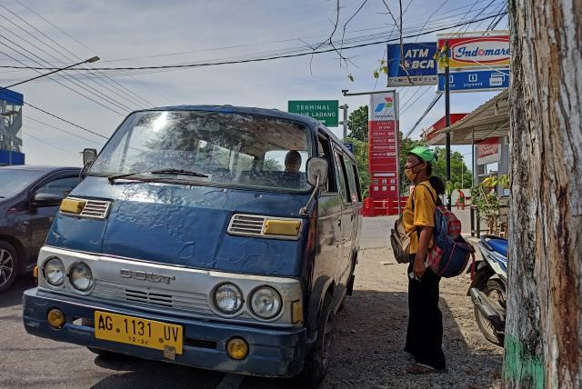 mobil-penumpang-umum-tumbang-melawan-zaman