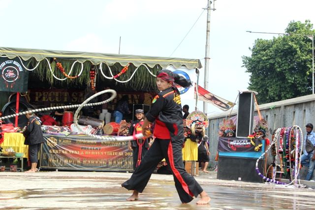 atraksi-tari-pecut-samandiman-kediri-penari-wanita-kian-mewarnai