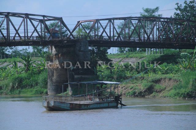 nyaris-ambruk-jembatan-lama-kertosono-masih-dilewati