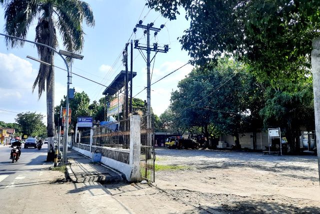 pedagang-naik-dokar-barangnya-diangkut-cikar