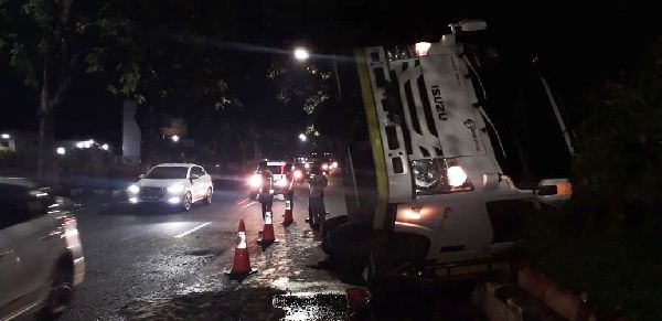 truk-pasir-terperosok-depan-kantor-pos-kediri-ini-sebabnya