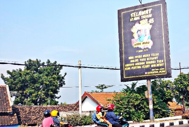 viral-seleb-tiktok-asal-mojo-pasang-baliho-demi-ultah-sang-emak