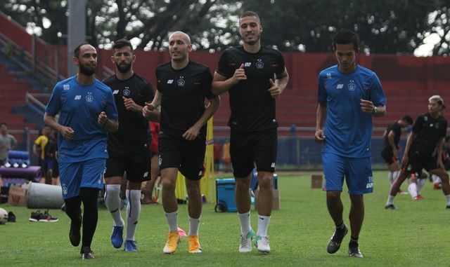 youssef-bahsoun-dan-felix-langsung-jamah-rumput-stadion-brawijaya