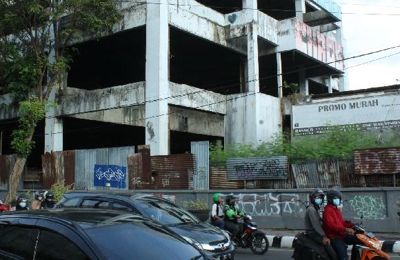 bangunan-bangunan-mangkrak-yang-merusak-wajah-kota-kediri
