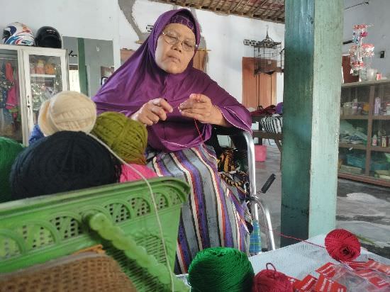 buat-tali-masker-warga-gurah-ini-bisa-raup-omzet-puluhan-juta