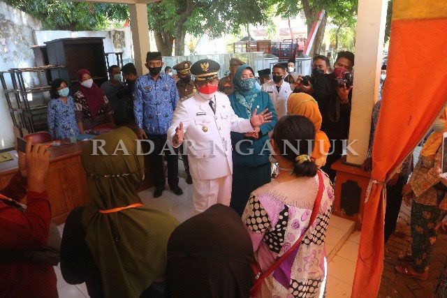 kang-marhaen-beri-bantuan-kepada-ratusan-pkl