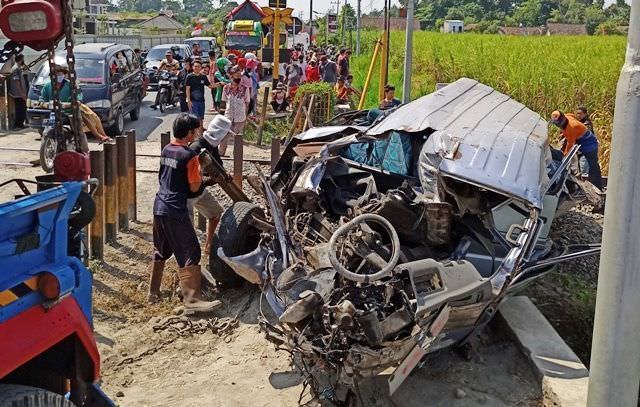 kereta-vs-minibus-di-branggahan-mobil-hancur-warga-tulungagung-tewas