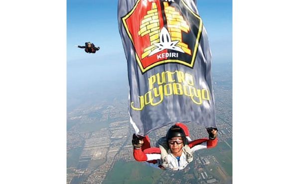 marinir-ini-kibarkan-bendera-persik-di-ketinggian-8000-kaki