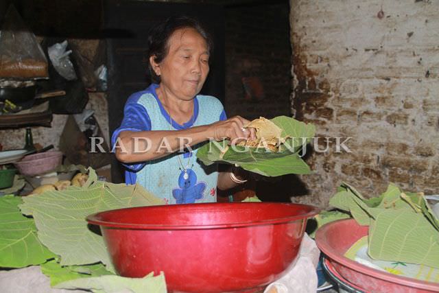 nasi-pecel-daun-jati-dengan-resep-puluhan-tahun