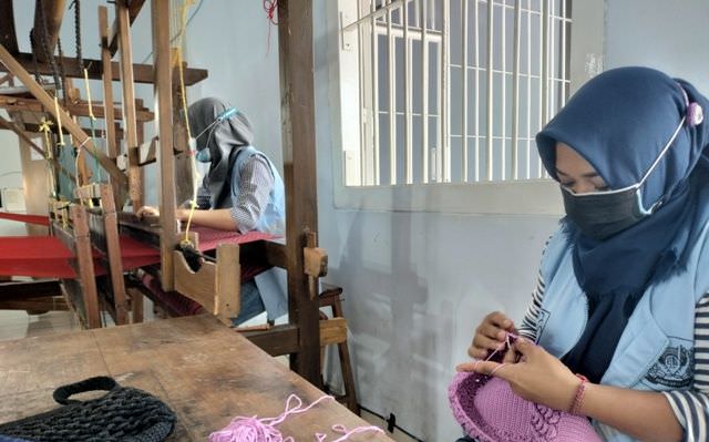 di-penjara-karena-narkoba-mantan-bintang-radio-kediri-jadi-ahli-tenun