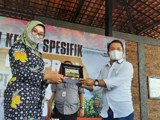 komisi-iv-dpr-ri-apresiasi-desy-permatasari-jalin-mitra-dengan-petani