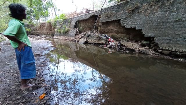 plengsengan-sungai-di-daerah-pojok-dua-tahun-ambrol-belum-diperbaiki