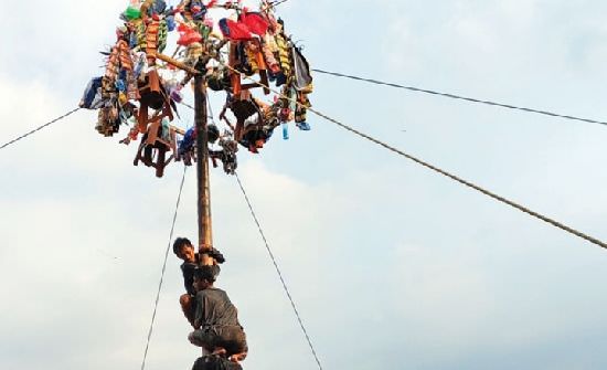 warga-kalirong-rela-berlumuran-oli-rayakan-kemerdekaan