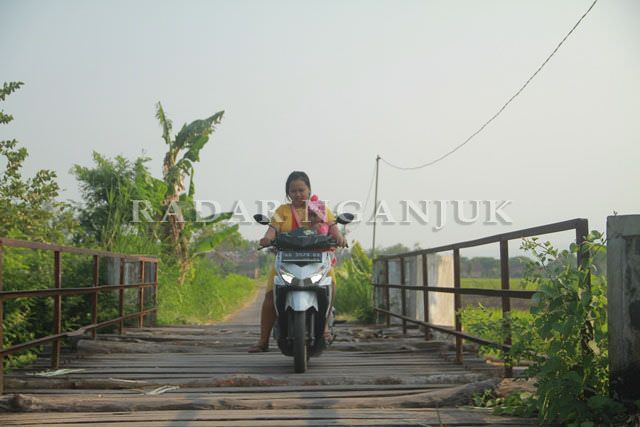 jembatan-kayu-di-desa-sumengko-kecamatan-sukomoro-mengenaskan