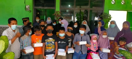 karyawan-pg-pesantren-baru-rutin-santuni-anak-yatim