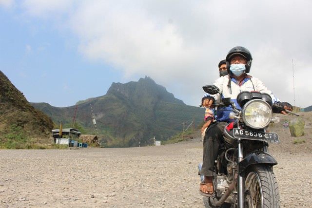keceriaan-tukang-ojek-di-gunung-kelud-kediri