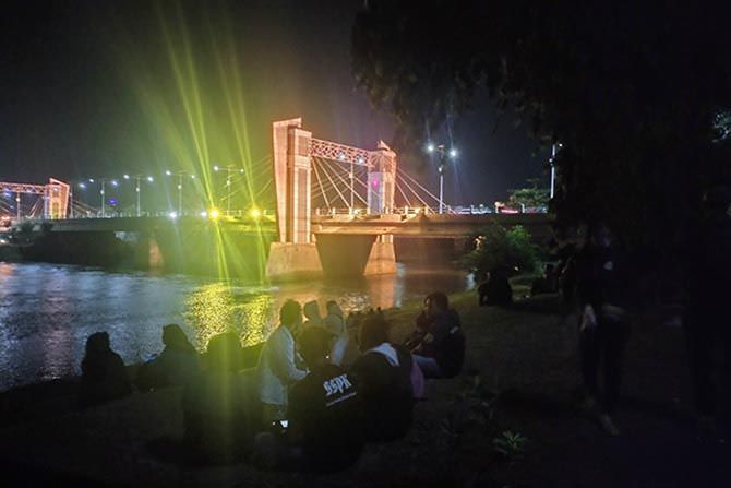 kian-malam-pengunjung-bantaran-brantas-kediri-makin-padat