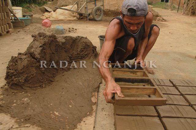 mengintip-perajin-batu-bata-di-desa-kaloran-kecamatan-ngronggot