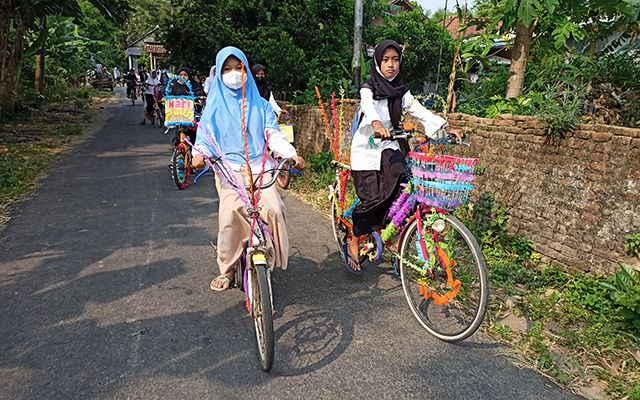 peringati-hari-santri-di-plemahan-pawai-sepeda-hias-keliling-desa