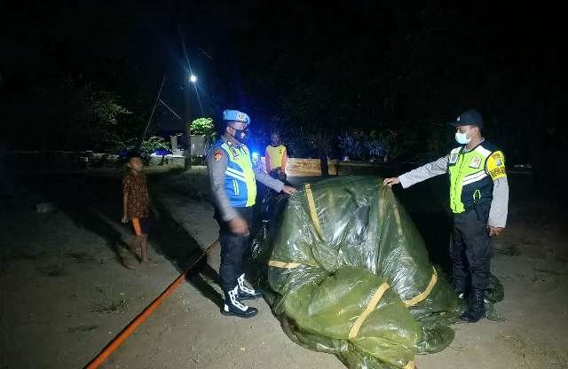 warga-tarokan-temukan-balon-udara-misterius-di-tiang-listrik