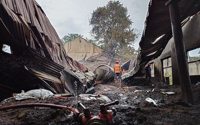gudang-pg-lestari-di-purwoasri-hangus-rugi-ratusan-juta