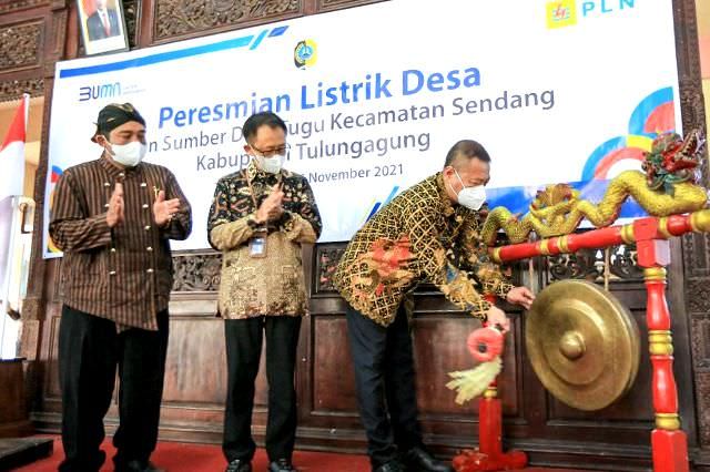 pln-resmikan-listrik-desa-di-dusun-sumber