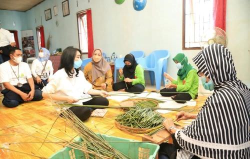 sulap-rumput-jadi-sedotan-nasabah-bri-ini-jadi-pahlawan-lingkungan