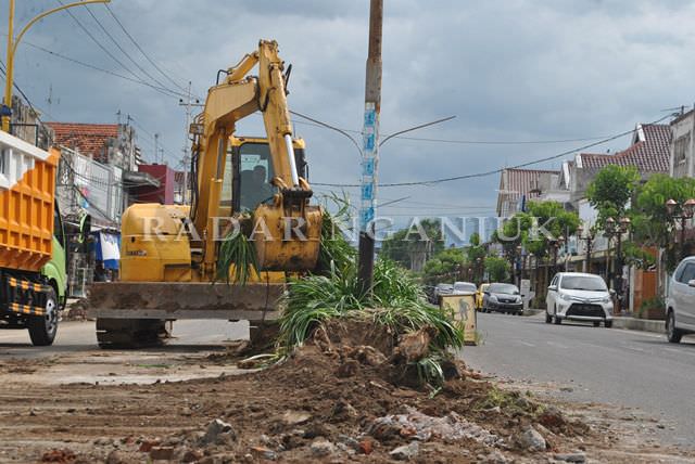 bongkar-pembatas-jalan-a-yani-nganjuk