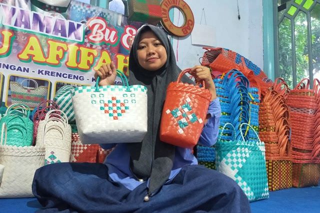 afifah-chusnul-dan-kerajinan-tas-anyaman-plastik