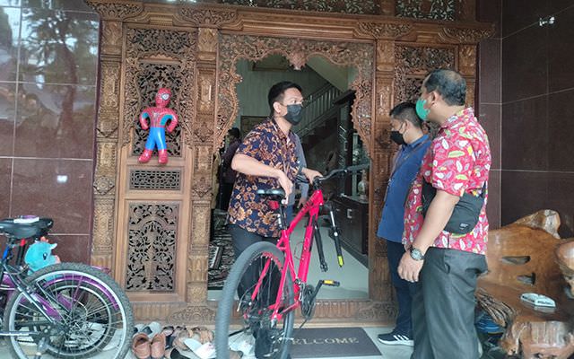 belasan-penyidik-kejari-kota-kediri-periksa-rumah-kutut-dan-roro