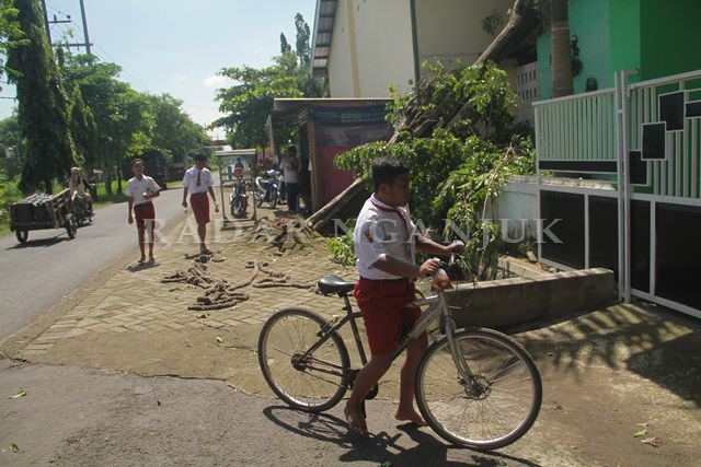 disdik-nganjuk-cek-kerusakan-sdn-1-sekaran-kecamatan-loceret